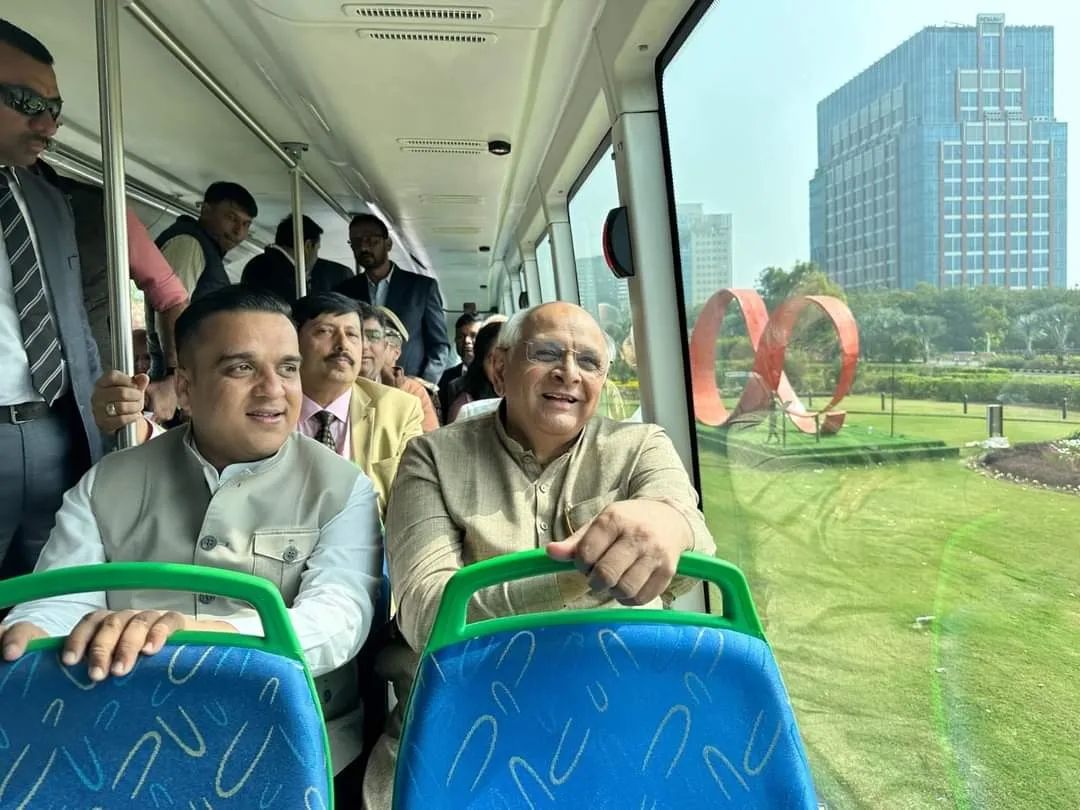 IndianTechGuide's tweet photo. 🚨 Electric double decker buses launched in GIFT city, Gujarat. https://t.co/o0fdm1CaLb