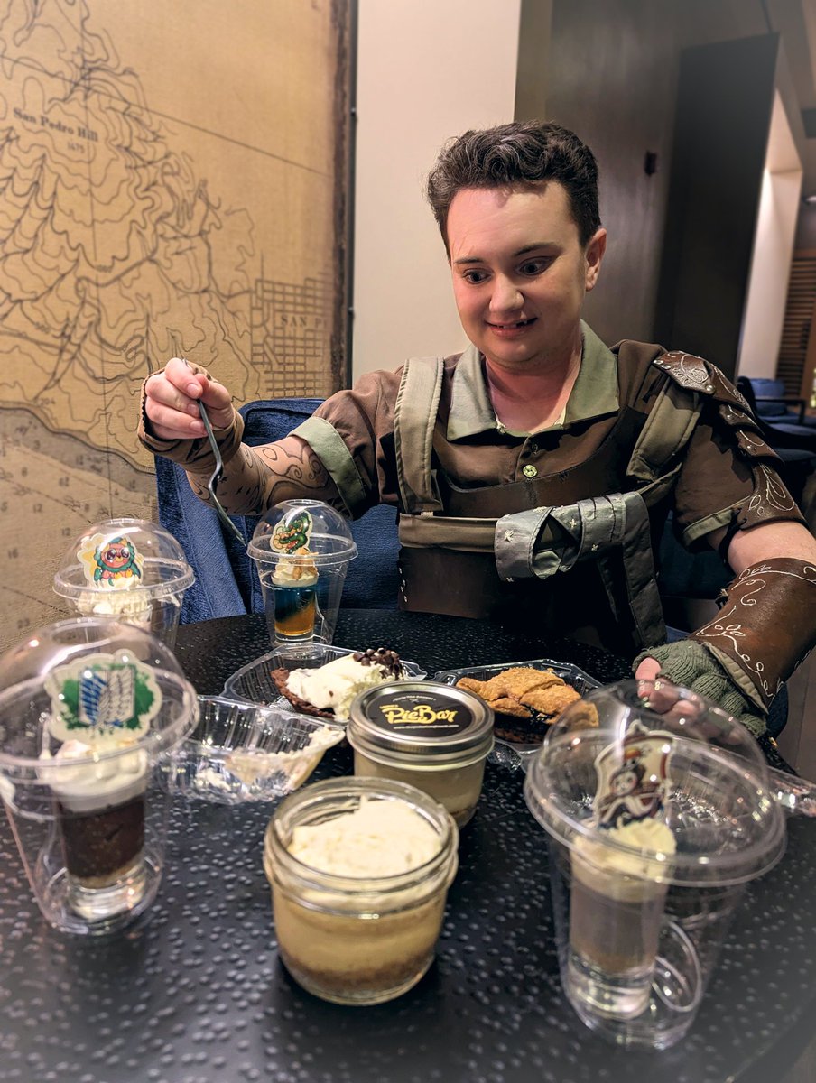 pelaloan's tweet photo. ate more pie at ALA, had to take an updated orym photo

photo: @hadounoarashi 
cosplay &amp; photo editing: me
character by @VoiceOfOBrien for @CriticalRole 
pie by @thepiebarlb 

#CriticalRole #CriticalRoleCosplay https://t.co/uJGdO4lbg7