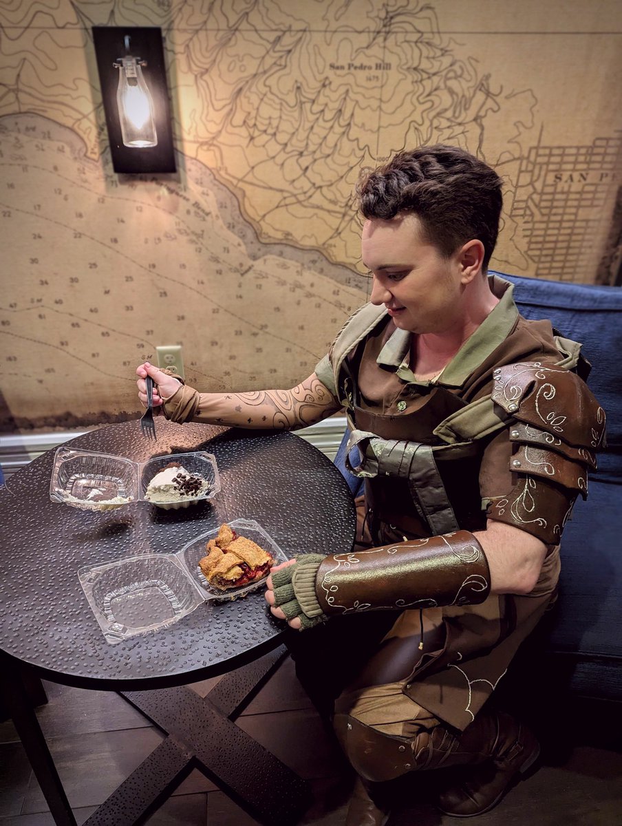 pelaloan's tweet photo. ate more pie at ALA, had to take an updated orym photo

photo: @hadounoarashi 
cosplay &amp; photo editing: me
character by @VoiceOfOBrien for @CriticalRole 
pie by @thepiebarlb 

#CriticalRole #CriticalRoleCosplay https://t.co/uJGdO4lbg7