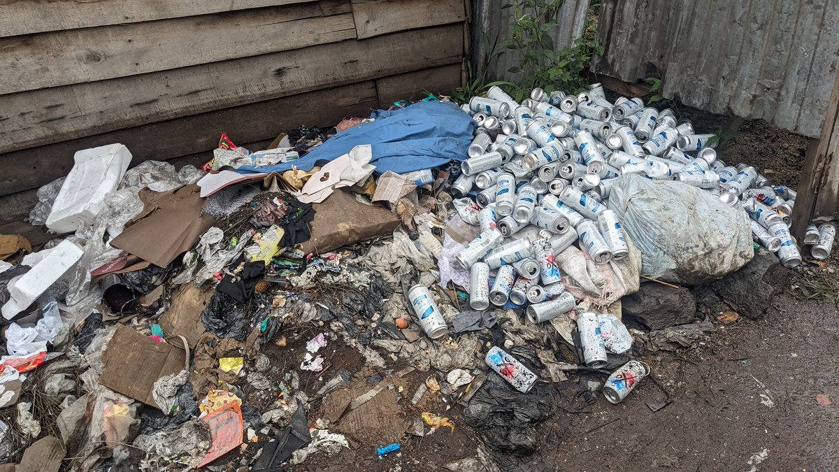 DEC_Organisatio's tweet photo. Goma, ville touristique ou déchèterie de déchets plastiques et d'autres bouteilles ? Ns sommes ici derrière Institut de Goma [InstiGo], ns pouvons y observer un dépôt de ces bouteilles le long d'une avenue. Appelons à la conscience citoyenne @b_jaehee @CongoActual @epistetechnic https://t.co/xbjyDgBqcX