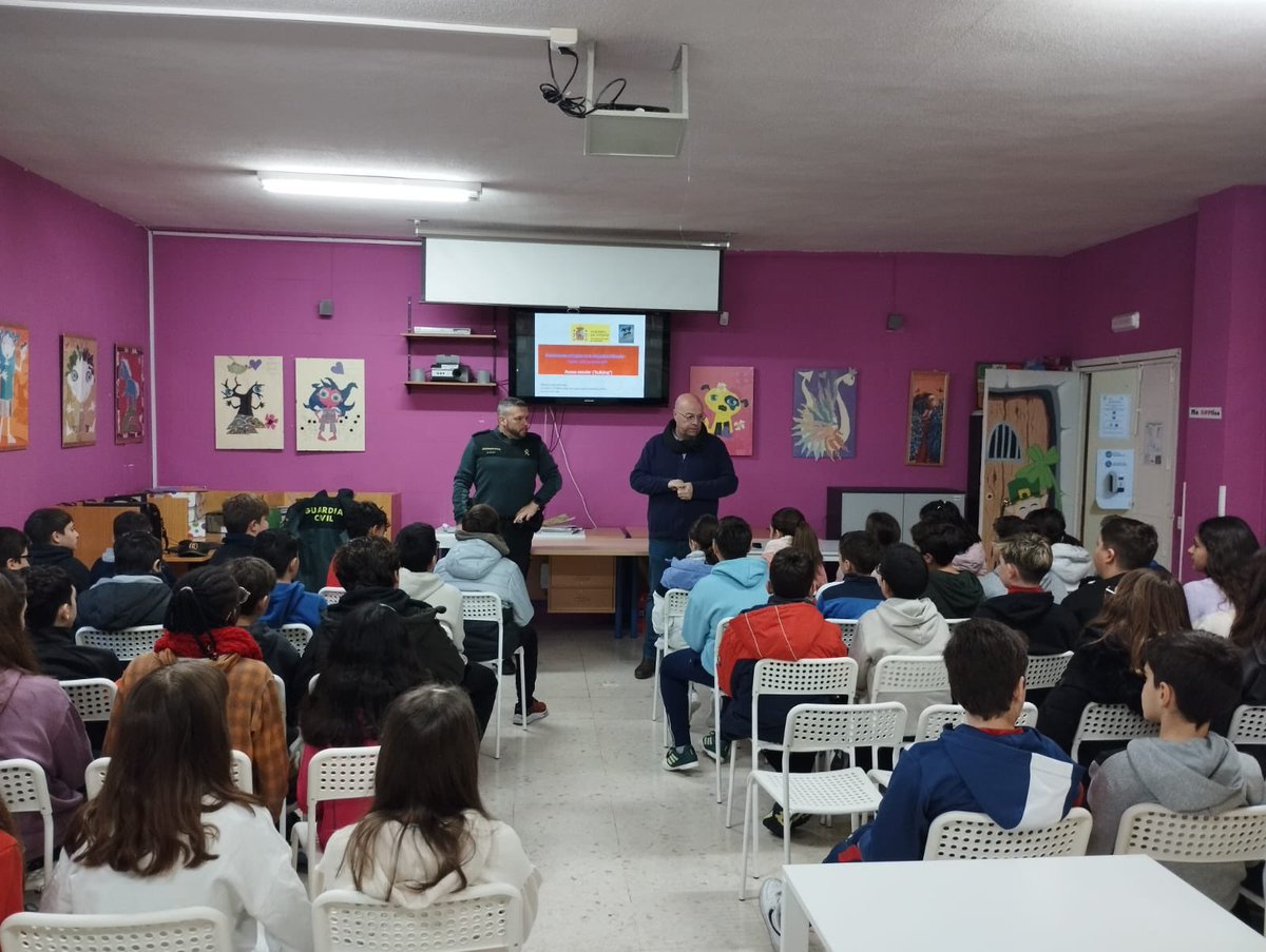 CEIPSJCalasanz's tweet photo. Segunda jornada en nuestro centro del Plan Director. Charla con el alumnado del tercer ciclo sobre acoso y uso responsable de las redes sociales. Agradecidos a la Guardia Civil. https://t.co/BDMVk3IdV0