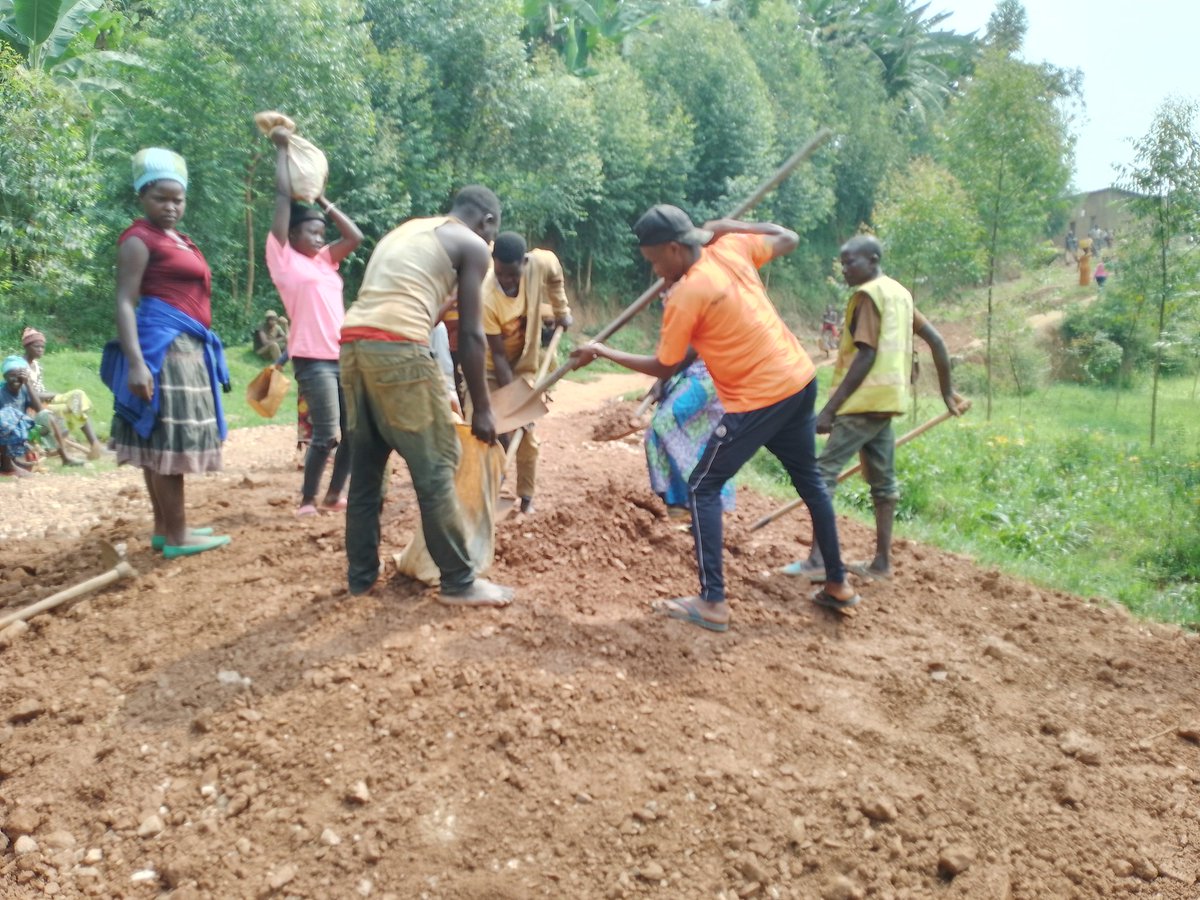 Community Led developments Musega village/ kivugiza/ Masoro/ @rulindodistrict bimwe mubikorwa akoranabushake Ba @CorpsAfricaRda bakora harimo no gufatanya na baturage gusigasirira ibyagezweho. Aho twakoze umuhanda dusiba ibinogo ndetse nimikoke. @LocalShelpingLocal