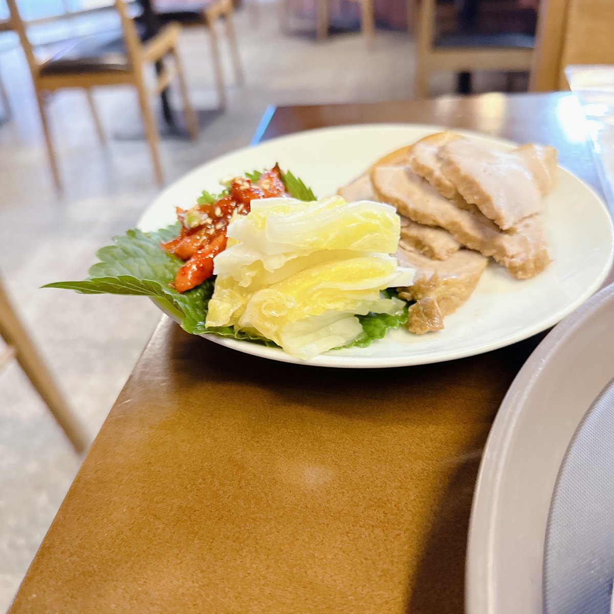 BySorella's tweet photo. 最後はポッサムのセットに…
ポッサムだけが食べたいけど、ひとりだとやはり定食形式になってしまいますね…
美味しい😊
#韓国旅行
#ひとり韓国 https://t.co/2XDgRoSqXU