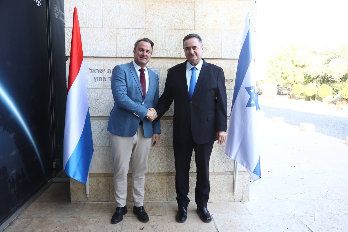 Xavier_Bettel's tweet photo. Meeting w/@Israel_katz &amp; @AmirOhana,I emphasised that every country has the right to defend itself against terrorists.But too many innocent lives have been lost in Gaza in response to 7/10.I stressed the absolute need to protect civilians &amp; for an immediate humanitarian ceasefire https://t.co/3FMRb9Gfmp