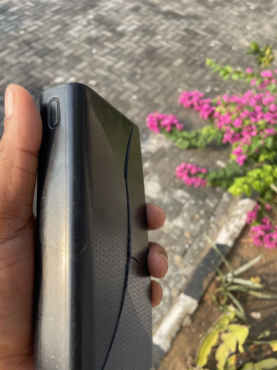 Morris_Monye's tweet photo. Is there a reason my Oraimo powerbank is swelling? 

I just got this in November. 

I was also not allowed to fly with it due to safety issues https://t.co/8xg5pxKsSw