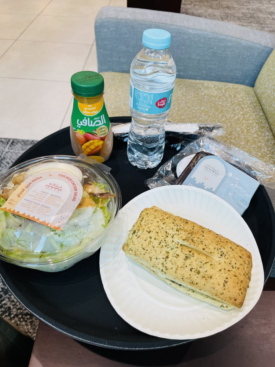 hanaeog's tweet photo. 今からサウジアラビア来てから初めて国内線に乗って首都リヤド行ってくる。
国内線ラウンジが国際線の時に使ってるラウンジより広くて快適で嬉しい😍
久しぶりのHarumiチーズサンドを食べて出発〜 https://t.co/FtHuHpisu6