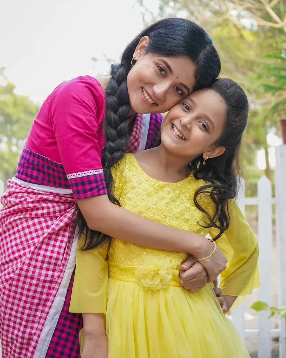 Nideas_Prod's tweet photo. বন্ধু কি হবে রাধা আর পুপুল?
জানতে হলে দেখতে থাকুন #AlorKole, সোম - শনি, প্রতিদিন রাত ৯টায়, @ZeeBanglaTv-তে।
#SomuSarkar #RishitaNandy @AemplEvents @prosenjitbumba https://t.co/eXdLatOPk1