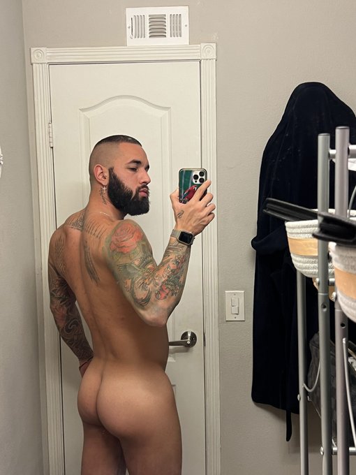 would u eat my cake? 🍑 https://t.co/FbGaOgGVXh<a href="/tag/freeflight"class="tags"><span>#freeflight</span></a>