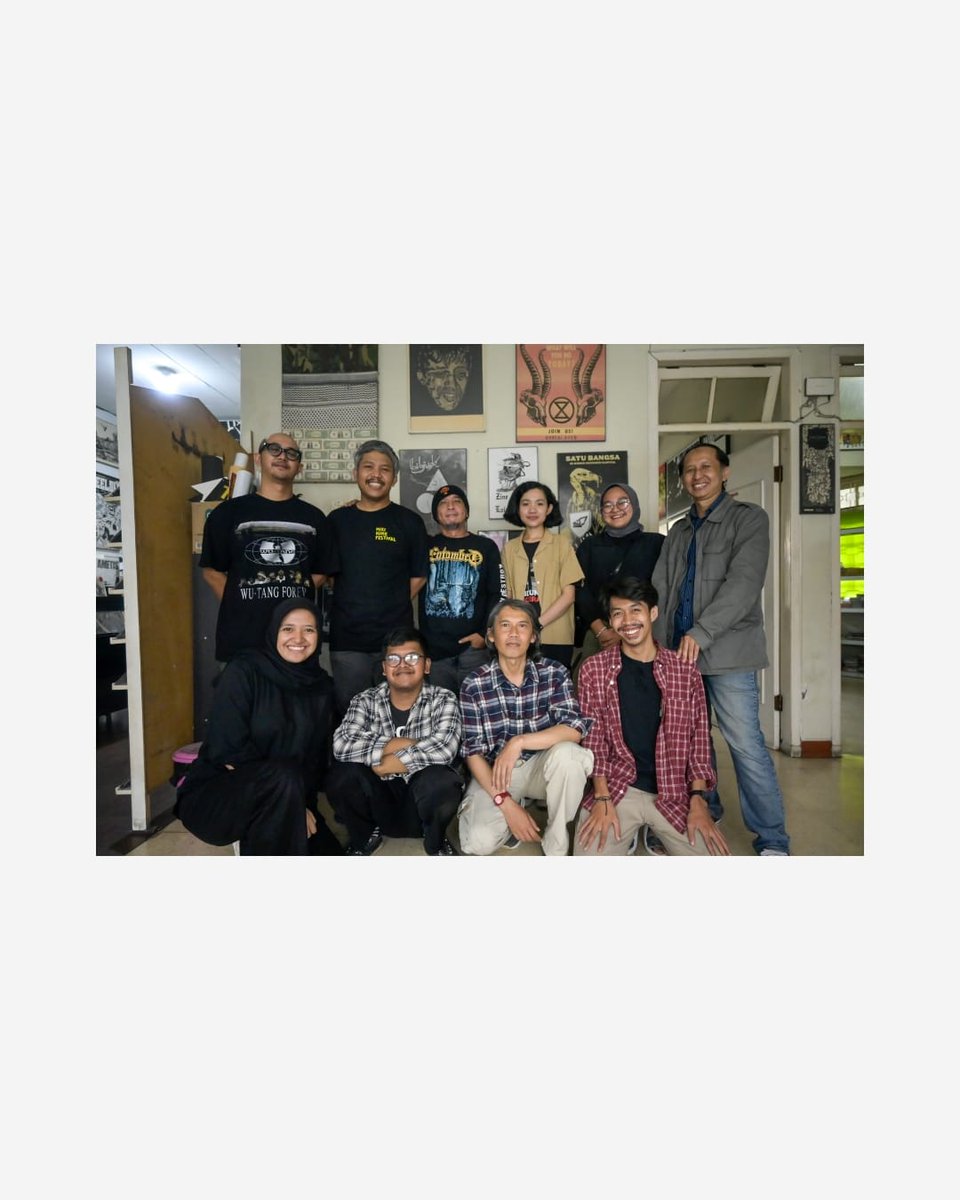 BdgBergerakID's tweet photo. Tunggu obrolan @lord_kobra dari @GrimlocBDG bersama Emi La Palau juga crew yang was wes wos dari belakang kamera. Selengkapnya di Youtube
BandungBergerak 15 Januari 2024 nanti.

#Grimloc #SuaraPinggiran #BerceritadariPinggir #MorgueVanguard #Politik https://t.co/j5ErJiq0j0