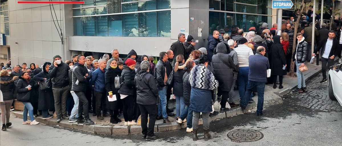 İşte “İkinci EYT”nin, kesinleşen
kademeli emeklilik şartları:

- 9 Eylül 1999 sonrası SGK, Bağ-Kur ve Emekli Sandığı girişi olan kadınlar için 43 yaş ve 6.250 pirim günü, erkekler için 45 yaş ve 6.250 pirim gün şartı aranacak.

- 2000 sonrası SGK, Bağ-Kur ve Emekli Sandığı girişi