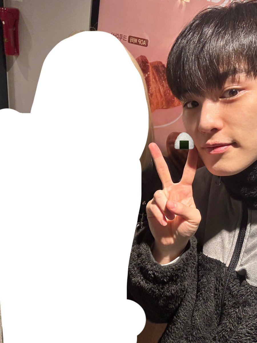jeyoukr's tweet photo. op who is working at a store and then met jyou and chihoon together last november and even took photos with them! 🤍 op heard jyou talking about strawberry milk so op brought him a cake and 🍓 milk… so cute!!!! ©️ rzangggg https://t.co/42Lp2mBtlw
