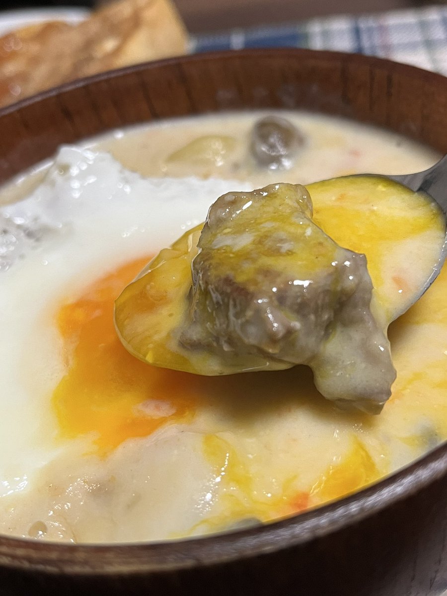 ホワイトシチューに目玉焼き乗せて割り混ぜながら食う…こういうのでいいんだよ 