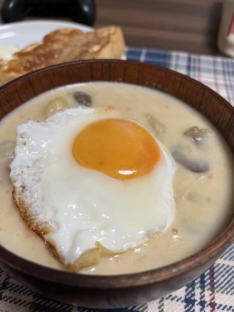 ホワイトシチューに目玉焼き乗せて割り混ぜながら食う…こういうのでいいんだよ 