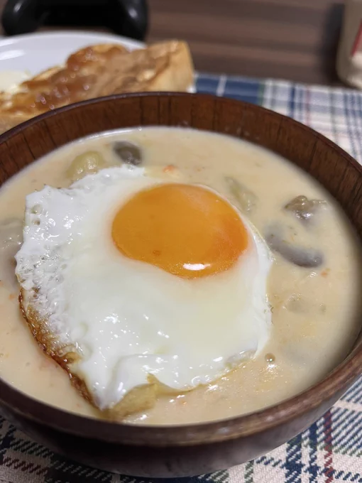 ホワイトシチューに目玉焼き乗せて割り混ぜながら食う…こういうのでいいんだよ 