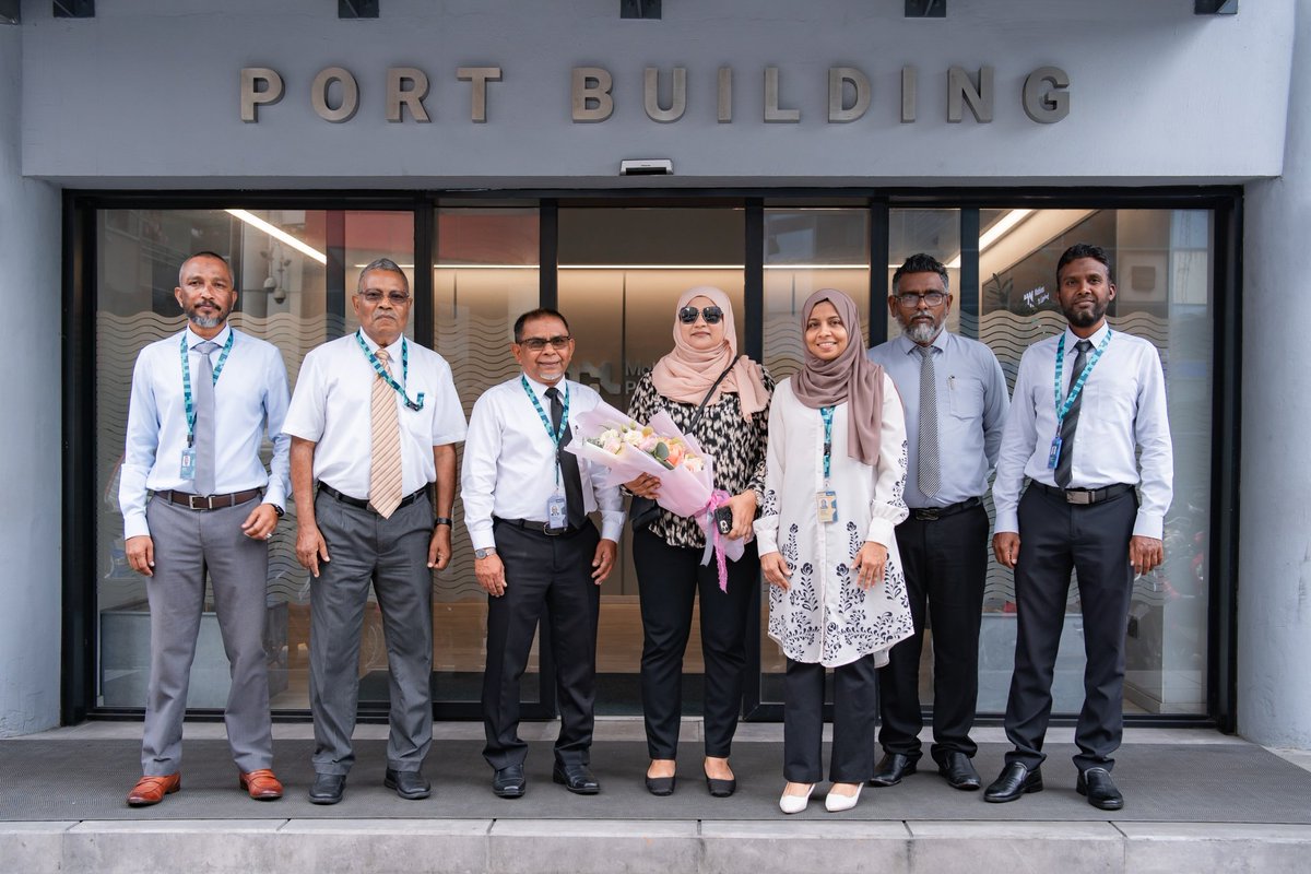 Portmv's tweet photo. Ms. Aminath Hameed, who has been appointed as the Chairperson of Maldives Ports Limited, was warmly welcomed by CEO Wajeeh, Deputy CEO Hashim, and the management, today. Ms. Aminath is the first woman to be appointed as the Chairperson in the history of MPL. On behalf of all the employees of the company, we extend the warmest welcome to her.

މޯލްޑިވްސް ޕޯޓްސް ލިމިޓަޑްގެ ޗެއާރޕާރސަންގެ މަޤާމަށް  އައްޔަންކުރެވުނު އަލްފާޟިލާ އައިމިނަތު  ހަމީދު މިއަދު ހެޑް އޮފީހަށް ވަޑައިގަތުމުން ސީ.އީ.އޯ ވަޖީހް، ޑެޕިއުޓީ ސީ.އީ.އޯ ހާޝިމް އަދި މެނޭޖްމަންޓްގެ ޓީމުން ވަނީ އެކަމަނާ އަށް ހޫނު މަރުޙަބާއެއް ދަންނަވައިފަ.  އަލްފާޟިލާ އައިމިނަތު ހަމީދު އަކީ އެމްޕީއެލްގެ ތާރީޚުގައި ޗެއާރޕާރސަން ކަމަށް އައްޔަންކުރެވުނު ފުރަތަމަ އަންހެން ބޭފުޅާ.  ޗެއަރޕާރސަނަށް މިކުންފުނީގެ ހުރިހާ މުވައްޒުންގެ ނަމުގައި މަރުހަބާ ދަންނަވަ��ް
#MaldivesPortsLimited #MPL #portmv