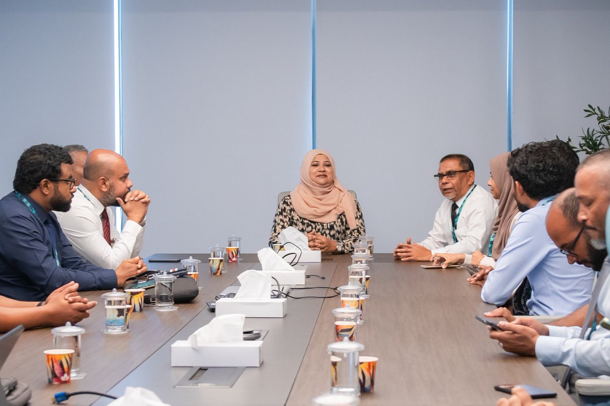 Portmv's tweet photo. Ms. Aminath Hameed, who has been appointed as the Chairperson of Maldives Ports Limited, was warmly welcomed by CEO Wajeeh, Deputy CEO Hashim, and the management, today. Ms. Aminath is the first woman to be appointed as the Chairperson in the history of MPL. On behalf of all the employees of the company, we extend the warmest welcome to her.

މޯލްޑިވްސް ޕޯޓްސް ލިމިޓަޑްގެ ޗެއާރޕާރސަންގެ މަޤާމަށް  އައްޔަންކުރެވުނު އަލްފާޟިލާ އައިމިނަތު  ހަމީދު މިއަދު ހެޑް އޮފީހަށް ވަޑައިގަތުމުން ސީ.އީ.އޯ ވަޖީހް، ޑެޕިއުޓީ ސީ.އީ.އޯ ހާޝިމް އަދި މެނޭޖްމަންޓްގެ ޓީމުން ވަނީ އެކަމަނާ އަށް ހޫނު މަރުޙަބާއެއް ދަންނަވައިފަ.  އަލްފާޟިލާ އައިމިނަތު ހަމީދު އަކީ އެމްޕީއެލްގެ ތާރީޚުގައި ޗެއާރޕާރސަން ކަމަށް އައްޔަންކުރެވުނު ފުރަތަމަ އަންހެން ބޭފުޅާ.  ޗެއަރޕާރސަނަށް މިކުންފުނީގެ ހުރިހާ މުވައްޒުންގެ ނަމުގައި މަރުހަބާ ދަންނަވަ��ް
#MaldivesPortsLimited #MPL #portmv