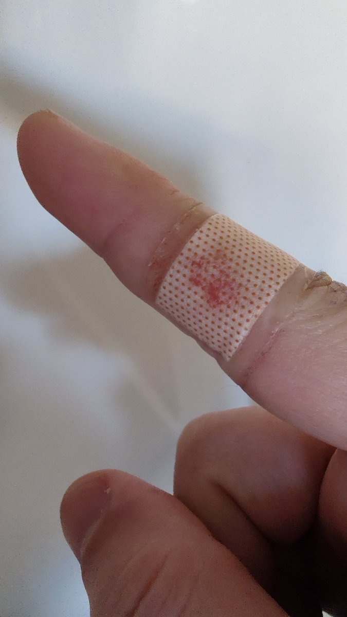 IllyKadrian's tweet photo. Left handed people have it so hard. 😢

I cut my right hand finger hurt 🤕 so I tried washing my dishes left-handed. It was miserable 😔

Imagine doing this your entire life! 😱

I don't think I could handle it! 😭

.
.
.
.

 🤣 https://t.co/KJAq2jglcT