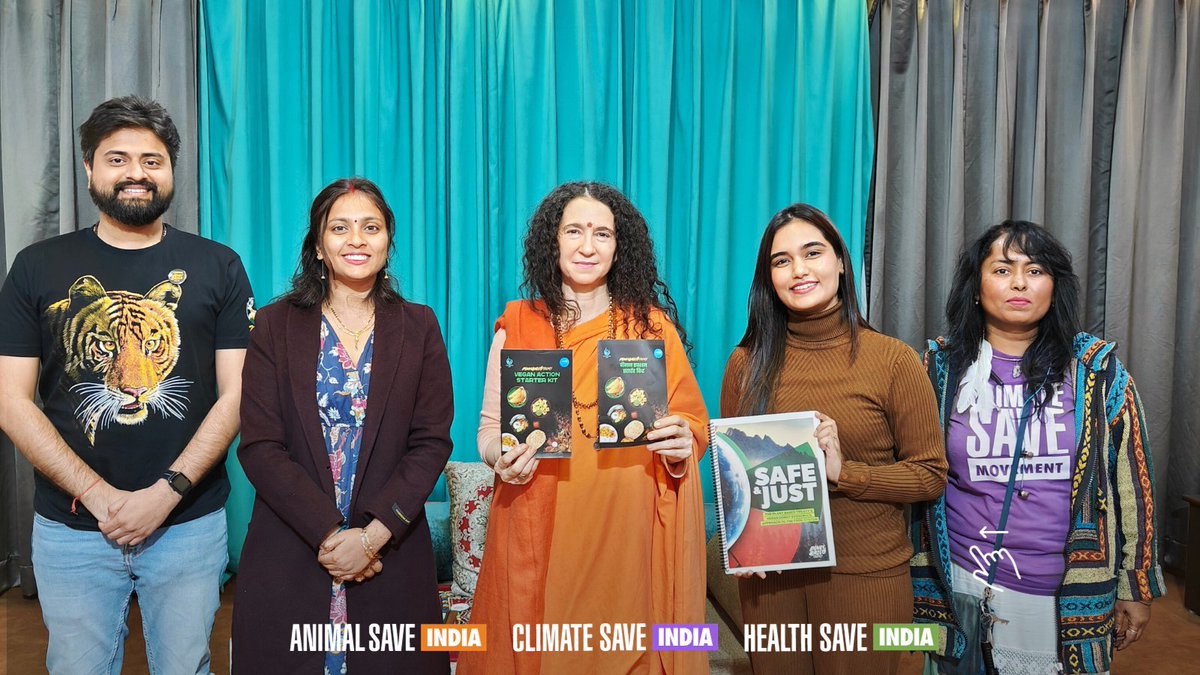 animalsaveindia's tweet photo. Sadhvi Bhagawati Saraswatiji, Co-President of Religions for Peace, received the Lifetime Achievement Award from U.S. President Joe Biden for her global impact in interfaith initiatives. Aprajita honored her at Parmarth Niketan Ashram for advocating the Plant Based Treaty. https://t.co/hkeww5S7ie