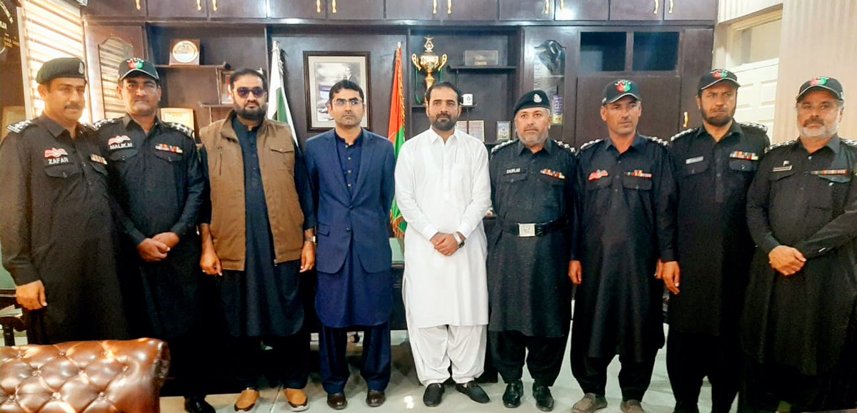 دالبندین_رسالدار کے عہدے پر ترقی پانے والے لیویز عہدیداروں کا ڈی سی چاغی طفیل بلوچ اے سی دالبندین محمد جان بلوچ اور رسالدار میجر منیر احمد محمد حسنی کے ہمراہ گروپ فوٹو
<a href="/naeemum65163929/">Naeem Umrani</a> 
<a href="/LeviesHq/">Balochistan Levies Force HQ</a> 
<a href="/DgLevies/">DG Balochistan Levies Force</a> 
<a href="/LeviesHq/">Balochistan Levies Force HQ</a>