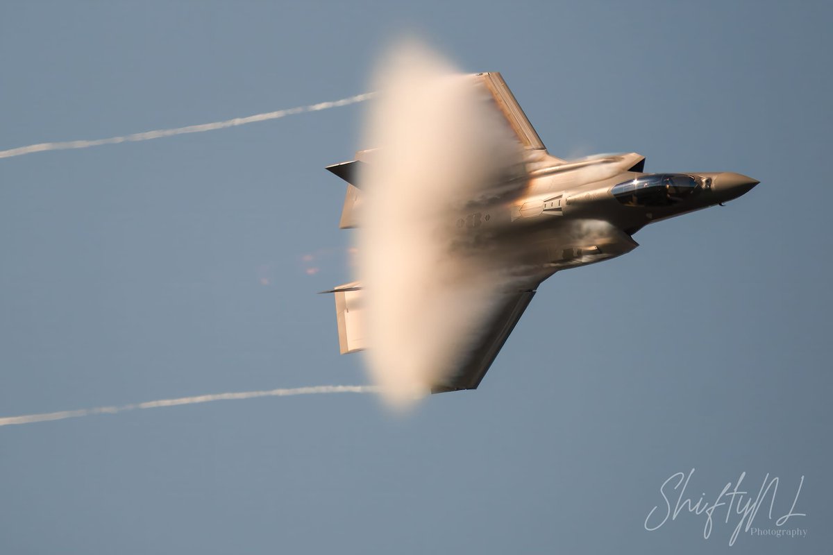 Fast ballerina. . #f35 #usairforce #airforce #aviation #airshow #fighterplane #fujifilmxh2 #fujinon100400