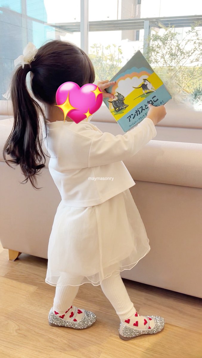 maymasonry's tweet photo. 本日、2024年1月10日。娘が３歳になりました👸🎂💐語彙が豊かで、好奇心旺盛。ごっこ遊びが大好きな３歳に成長✨️今年も色んな場所にお出かけしようね🤍宇宙で一番大好きだよ🤍🤍🤍
今日はケーキを受け取りに行く時にかわいい指輪を発見しときめいていました😆娘曰く｢おでかけようなんだ🥺💎✨️｣ https://t.co/MRURB8QPct