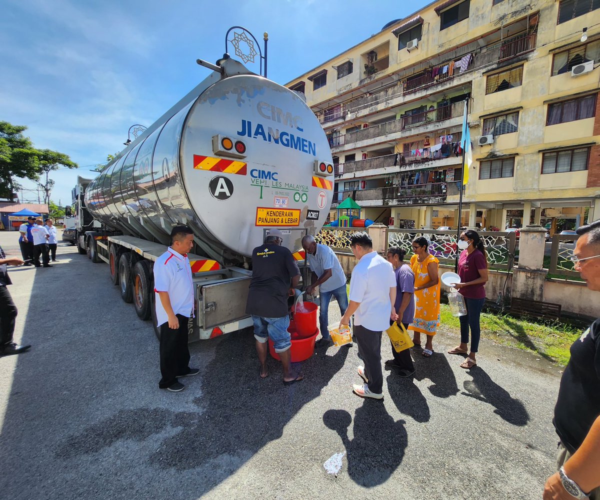 guanenglim's tweet photo. Saya telah melawat ke Pasar Awam Bagan Ajam pagi ini untuk melihat sendiri kerja-kerja persiapan dan persediaan 13 buah lori tangki air dalam kawasan Parlimen Bagan supaya dapat membantu rakyat memperolehi air dengan berkesan. 
(1/5) https://t.co/D3DZhM7YEB