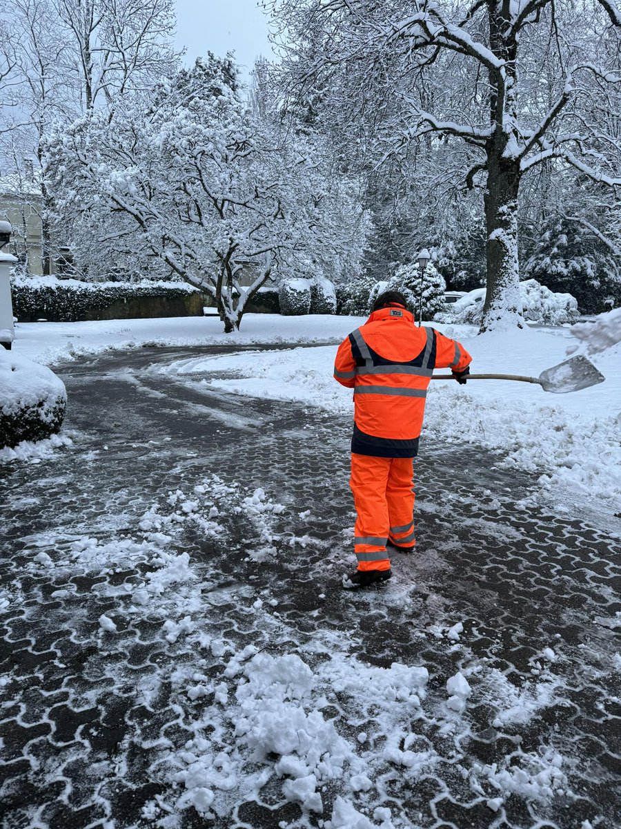 VilledeVersoix's tweet photo. Les collaborateurs du service travaux, voire et espace public de #Versoix travaillent dur pour rendre les routes et les trottoirs praticables. Tout est mis en œuvre pour vous permettre de vous déplacer dans les meilleures conditions possibles.
Merci à eux pour leurs efforts 💪❄️ https://t.co/1cCEPndILH