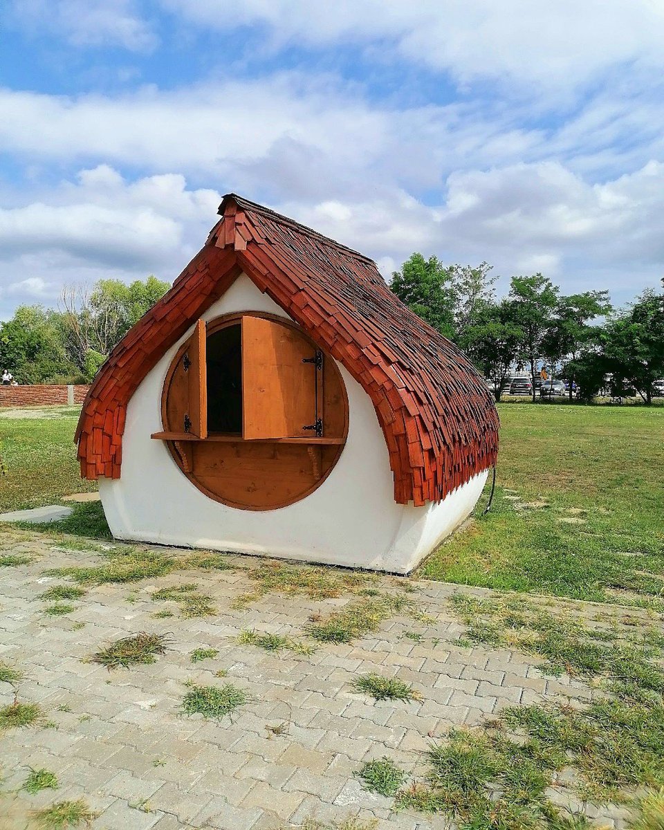 GuideToRomania's tweet image. The hobbit's house [buff.ly/44amYZL] #DraculaLand #Romania #MoaraVlasiei #FermaAncuteiPark #nature #park #playground #domesticanimals