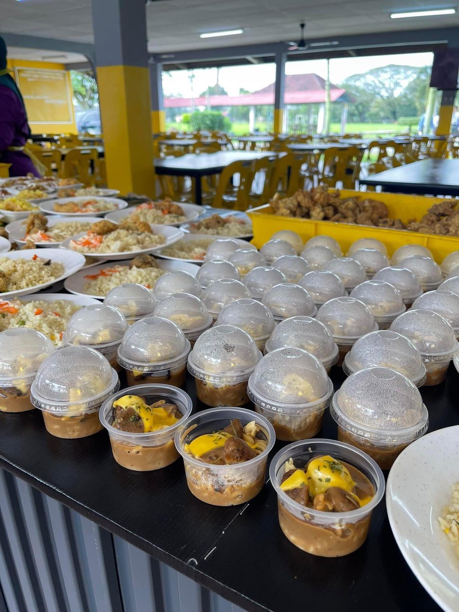 arfdy12's tweet photo. WOW! Not bad makanan kantin sekolah  ni!

Siap ada serve air buah lagi…

Zaman sekolah dulu kantin punya food dah macam makanan penjara 😆 https://t.co/gbvJVgofr1