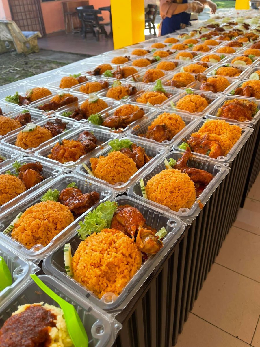 arfdy12's tweet photo. WOW! Not bad makanan kantin sekolah  ni!

Siap ada serve air buah lagi…

Zaman sekolah dulu kantin punya food dah macam makanan penjara 😆 https://t.co/gbvJVgofr1