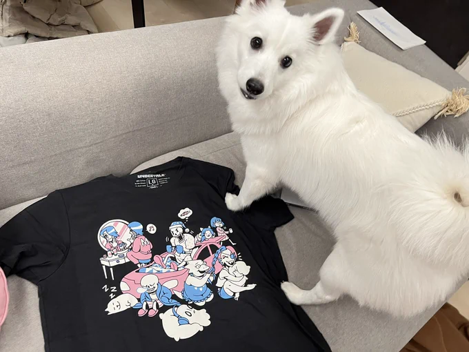 アンダーテールのシャツ届いたんだけど可愛すぎる!!!!沢山着る!!!!うざい犬も喜んでおります!!!!!