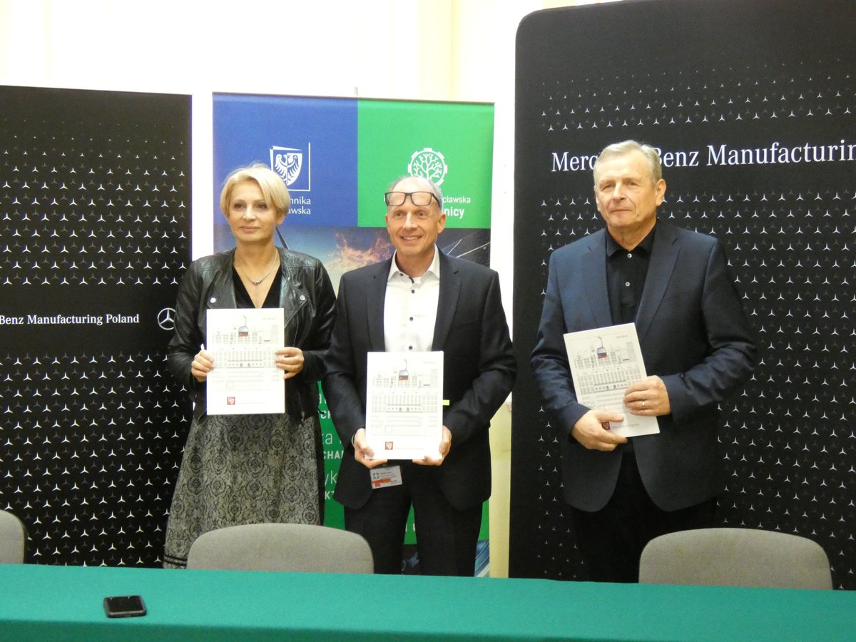 Politechnika Wrocławska (@pwr_wroclaw) on Twitter photo Podpisaliśmy umowę z <a href="/MBPolska/">Mercedes-Benz PL</a> ❗️
W planach są wspólne badania i projekty rozwojowe oraz kształcenie w zakresie nowych technologii.
Studenci mogą liczyć m.in. na udział w programie stażowym w nowoczesnym zakładzie firmy w Jaworze.
pwr.edu.pl/uczelnia/aktua… Podpisaliśmy umowę z <a href="/MBPolska/">Mercedes-Benz PL</a> ❗️
W planach są wspólne badania i projekty rozwojowe oraz kształcenie w zakresie nowych technologii.
Studenci mogą liczyć m.in. na udział w programie stażowym w nowoczesnym zakładzie firmy w Jaworze.
pwr.edu.pl/uczelnia/aktua…