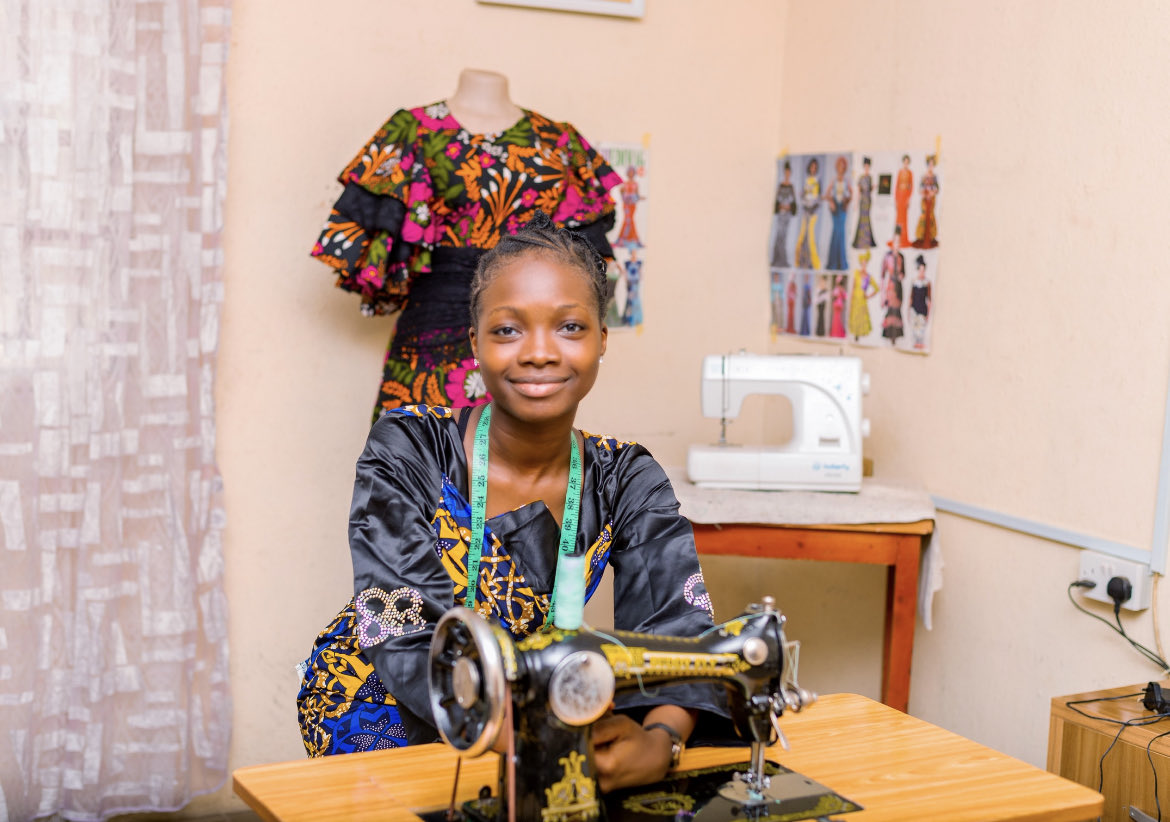 imfavgiirl's tweet photo. I Am 15YO, And I Am A Proud Tailor! PLS… Kindly Follow me And Feel Free To Check Me Out On IG - @imfavgiirl.
Sewing Gives Me Happiness. Patronize Me Today, And I’ll Deliver 💯🧵 ✂️ 
#Fashionista #ProudTailor
#FavStyle #NotOnFaceBook https://t.co/wc5vujMN2p