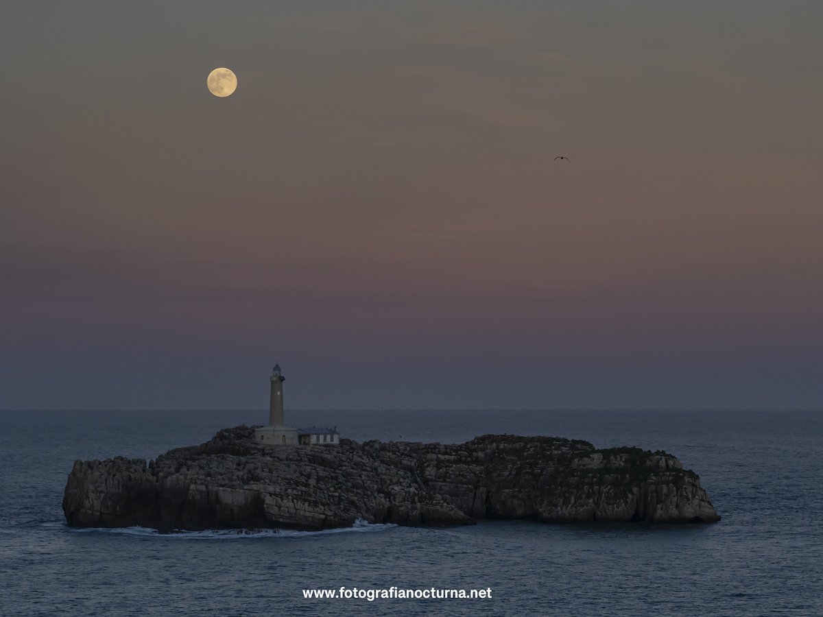jmmpereda's tweet photo. Nueva entrada en mi blog: Desde el #PalaciodelaMagdalena con la última #LunaLlena de Diciembre 2023 #Santander #Cantabria #SantandEreresMiPlan #TurismoSantander #Cantabriaturismo #comparteCantabria #NosvemosenCantabria #cantabriamasxdescubrir #Mouro
⤵️
https://t.co/EILpbFkM4b https://t.co/rpCsddsdXE