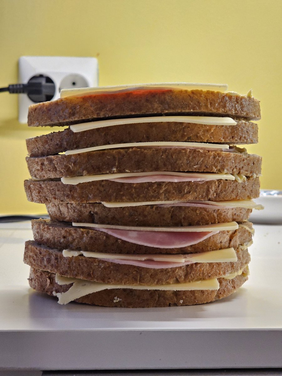 Et_smartere_liv's tweet photo. Matpakke 🥪 Min venn i nøden, ett av få faste holdepunkt. Min frigjører. Matpakke i bagen - beredt på alt 💪
Masse #penger å spare, er det også 👌
1 400 kalorier/71g #protein - sånn om noen lurte 🤓
#fintwit #forbruk https://t.co/3BmYkfWAdb