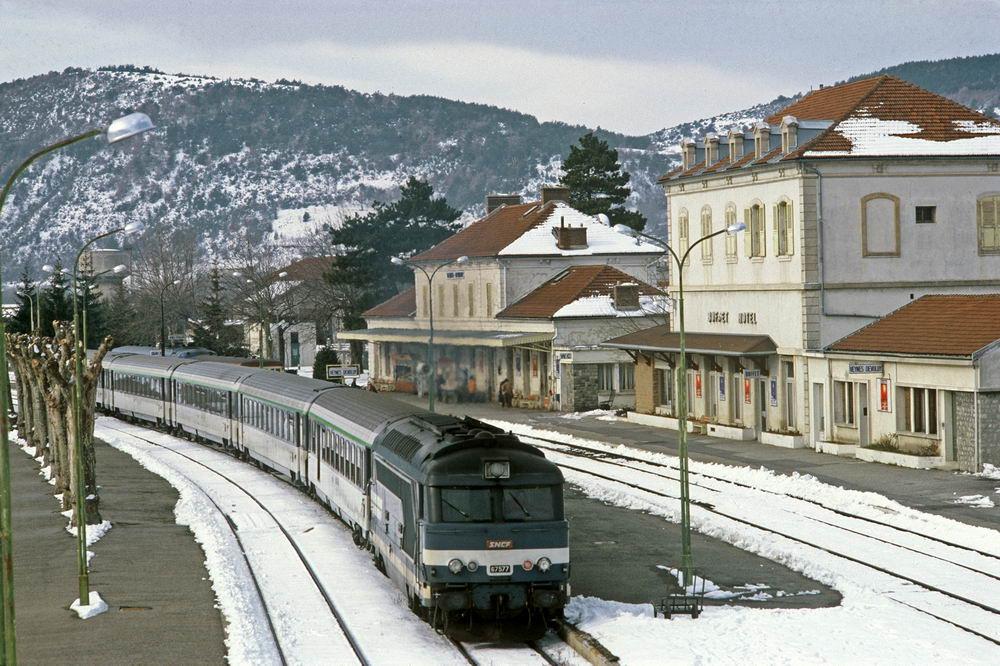 CheminsdeFerTC's tweet photo. Retour en 1983 :en gare de #VeynesDévoluy avec une #BB67000 (#BB67400) qui tracte une belle rame Corail vers Gap et Briançon. Mais vient-il de Grenoble, Valence ou de Marseille ?
Auteur inconnu, source : @TERSUD_SNCF (Compte X) https://t.co/sTKjZAdUa7