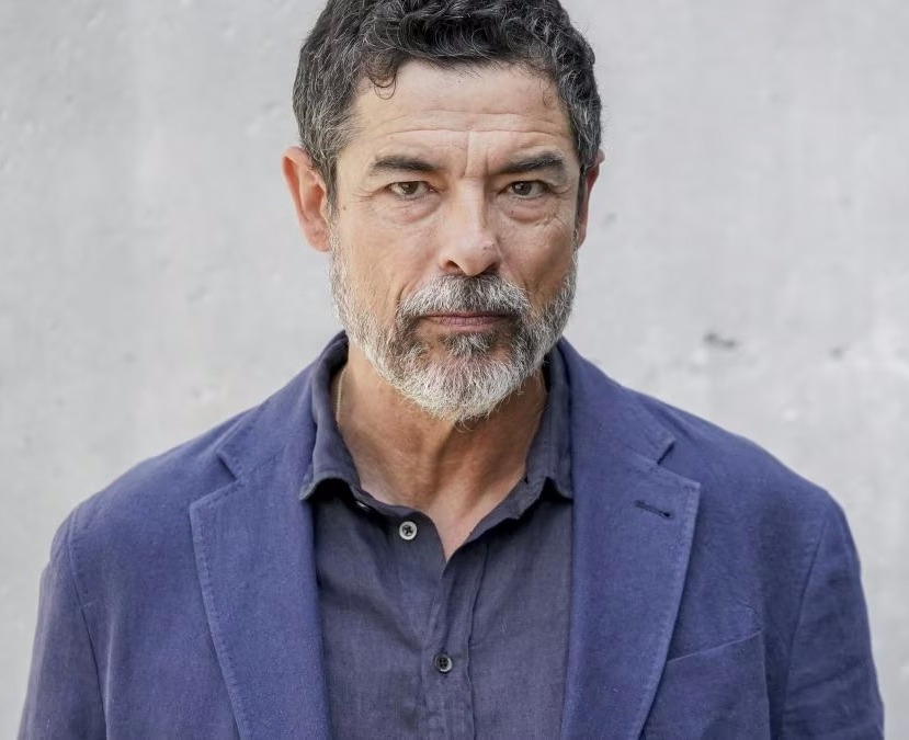 leo_cecchi91's tweet photo. A distanza di giorni, continua l'insopportabile polemica su Gassman che ha banalmente detto quello che ogni cristiano onesto pensa: ci siamo stufati di pagare per chi evade le tasse.

"Quando da 40 anni paghi tutte le tasse con puntiglio e determinazione, perché vuoi contribuire al buon funzionamento dello stato, e leggi di 83 miliardi e mezzo di evasione, e sai che chi non paga non pagherà mai e che gli pagherai scuole, ospedali e tutto tu… una moltitudine di scrocconi".

Ha ragione.
Come chiamarli?

Mi si dica come chiamare il Tizio con il Q5 che quando furono pubblicate le dichiarazioni dei redditi (anni fa) risultava avere 23mila euro di reddito, quando ne guadagna almeno 200mila l'anno. Lo stesso Tizio che paga la retta scontata per i figli all'università, che li ha mandati in scuole che paghiamo noi; che si serve di una sanità che sosteniamo noi contribuenti onesti; che guida su strade che vengono rifatte grazie ai nostri soldi.

Scroccone, privo di dignità. E ci si va anche leggeri, francamente.