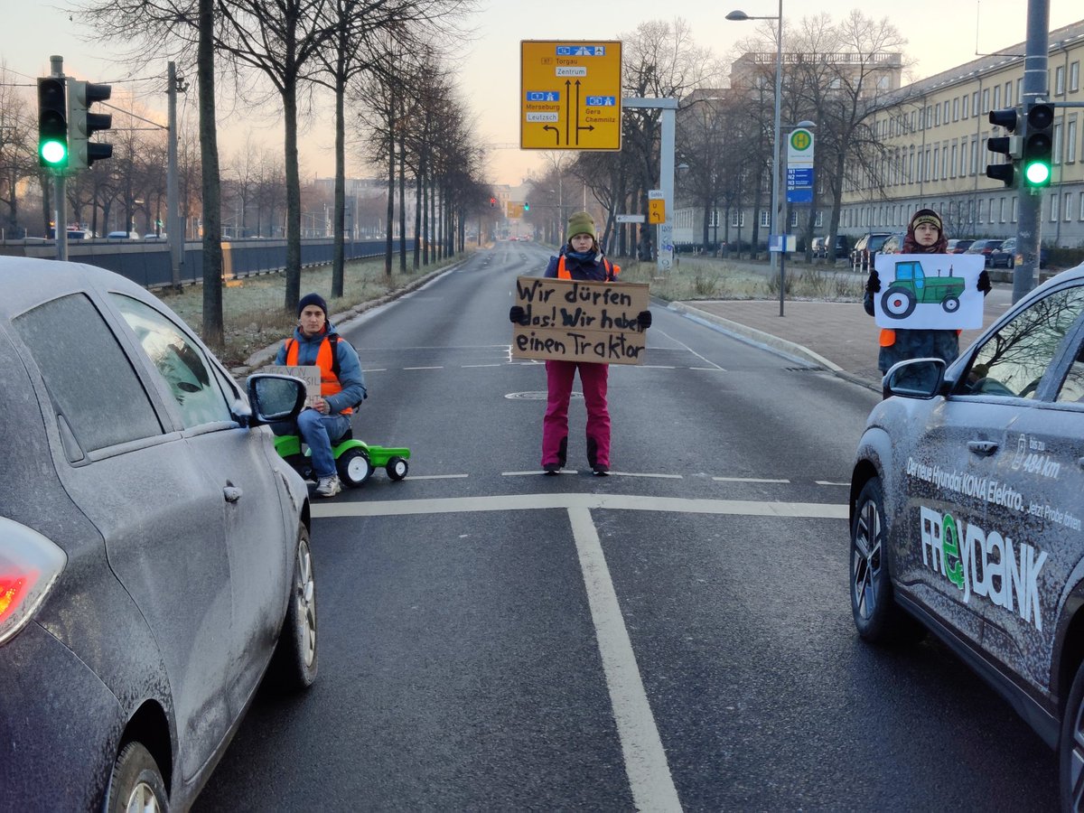 Die <a href="/AufstandLastGen/">Letzte Generation</a> blockiert #Jahnallee in #Leipzig.