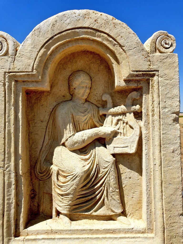 The epitaph of the Citharoeda Jucunda was found during the excavation of the #circus of #Segobriga, built on top of an earlier via and necropolis accessing the #Roman city. It exalts the music abilities of this young slave, who died at age 15 #Hispania #Archaeology #Romans #Spain
