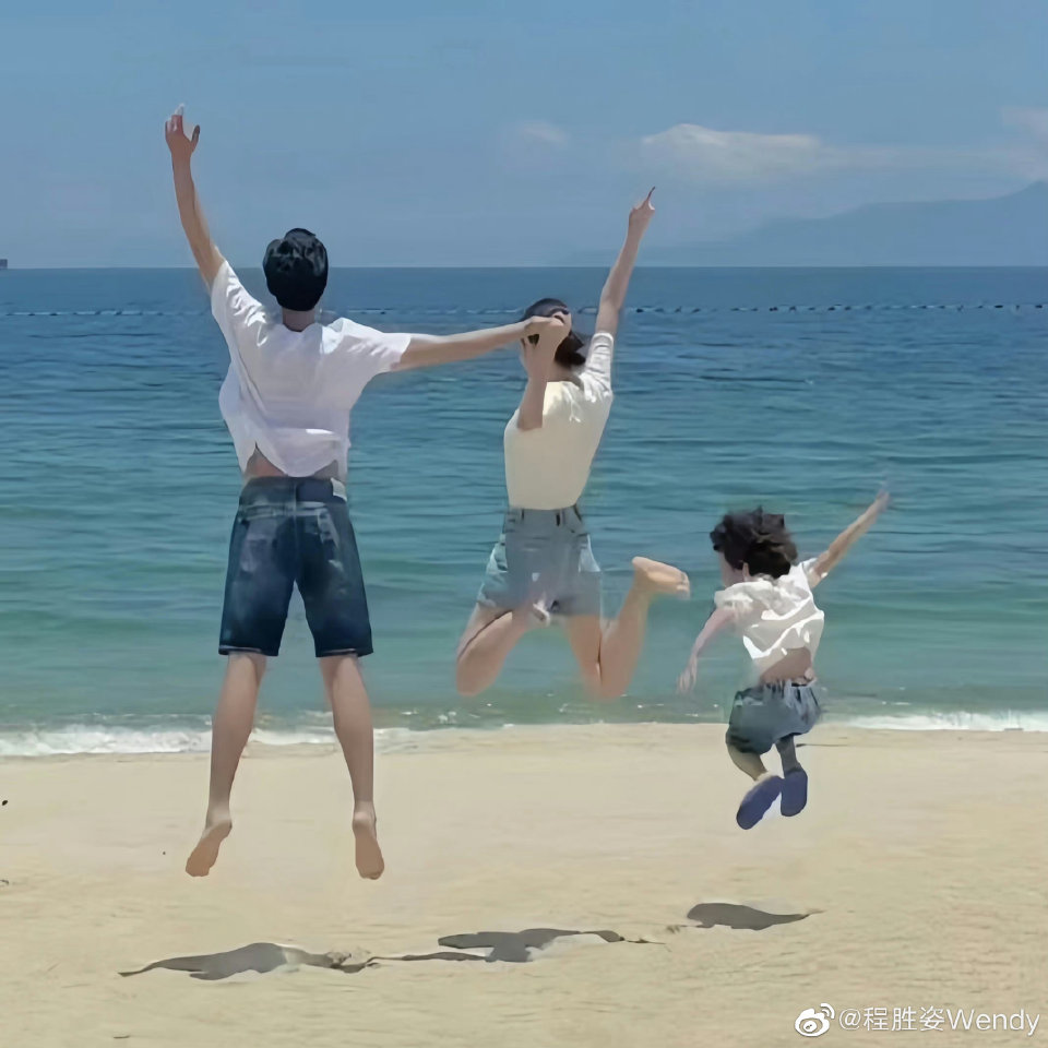 1626_forever's tweet photo. Melompat lebih tinggi sembari tetap saling menggenggam tapi di liat-liat kasihan juga #Quanquan gak di pegangin :( Mami papanya asik pegangan berdua🤣🤣
#WangZiqi #WangYuwen https://t.co/1aMdy1kqJn