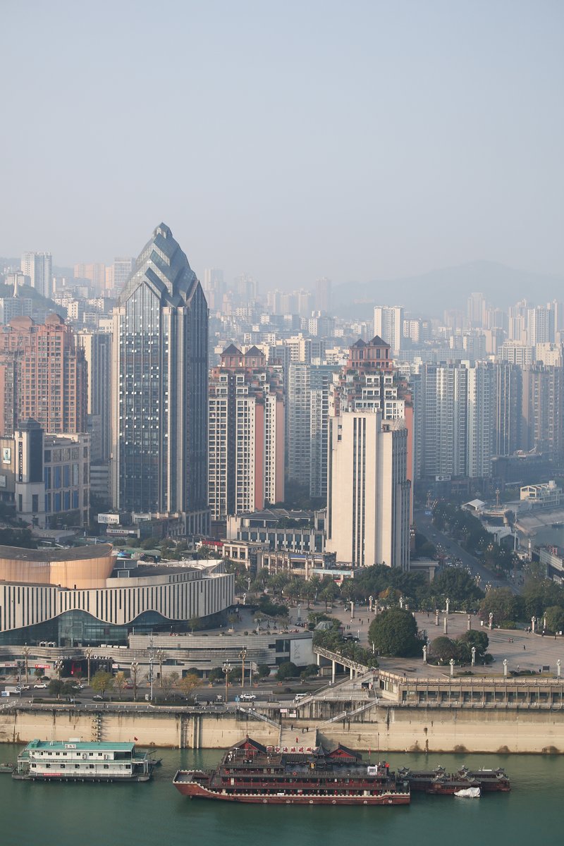 ChongqingNews's tweet image. Chongqing's Fuling enjoys clear skies and warm winter sunshine, casting a unique beauty over the city with blue skies and the green waters of the Wujiang River. With a clear sky and elegant views, Fuling presents its distinctive beauty. ☀️🏞️ #Fuling #ScenicViews #Chongqing