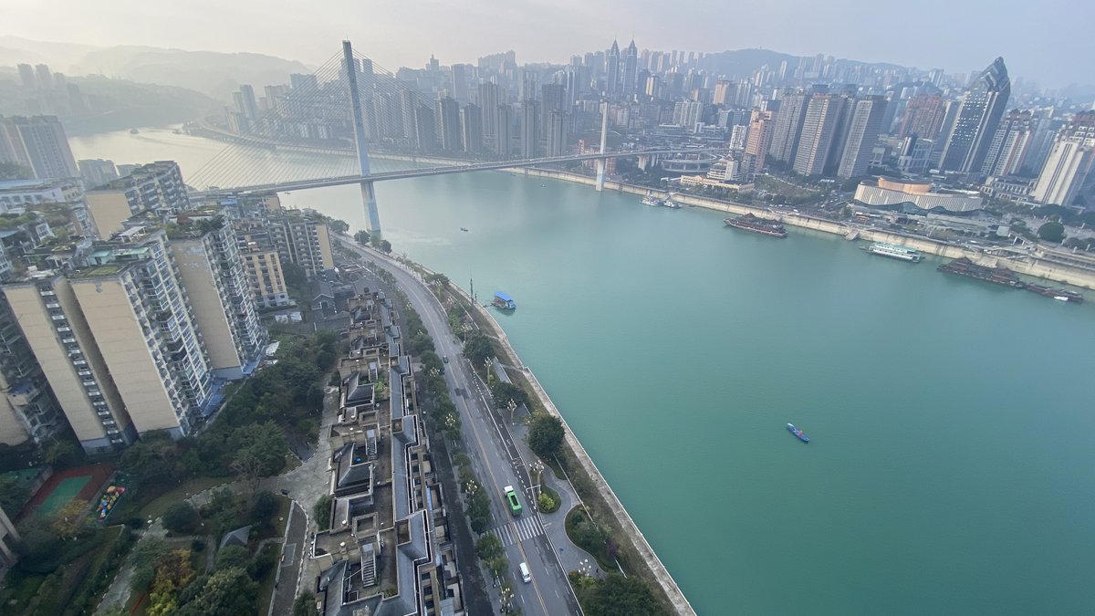 ChongqingNews's tweet image. Chongqing's Fuling enjoys clear skies and warm winter sunshine, casting a unique beauty over the city with blue skies and the green waters of the Wujiang River. With a clear sky and elegant views, Fuling presents its distinctive beauty. ☀️🏞️ #Fuling #ScenicViews #Chongqing