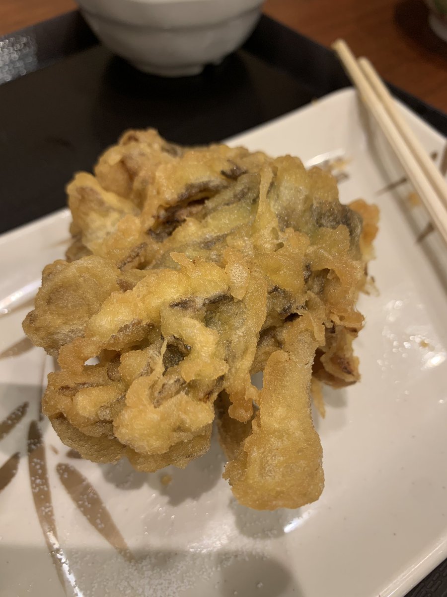 pechpechpecch's tweet photo. 待って！丸亀にいつから舞茸の天ぷらなんてあるの？タイミングよく揚げたてだったからさらにうまい！食べかけだけど1パックくらいの大きさあった！ https://t.co/SARsS64297