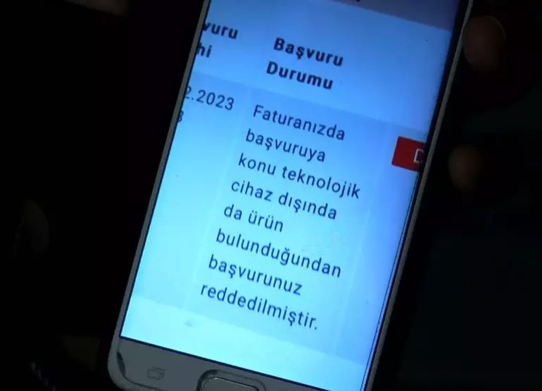 solcugazete's tweet photo. 9 bin 500 TL'ye cep telefonu alan üniversite öğrencisi Zeynep Ö., internet üzerinden vergi iadesi başvurusunda bulundu. 

Ancak faturasında 21 kuruşluk poşet ücreti görünen Zeynep Ö.'nün başvurusu, faturada teknolojik cihaz dışında ürün bulunduğu gerekçesiyle reddedildi. https://t.co/FIHnQRGcu4