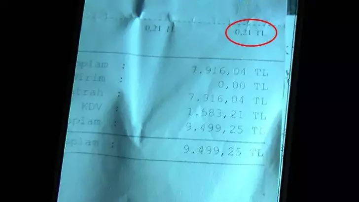 solcugazete's tweet photo. 9 bin 500 TL'ye cep telefonu alan üniversite öğrencisi Zeynep Ö., internet üzerinden vergi iadesi başvurusunda bulundu. 

Ancak faturasında 21 kuruşluk poşet ücreti görünen Zeynep Ö.'nün başvurusu, faturada teknolojik cihaz dışında ürün bulunduğu gerekçesiyle reddedildi. https://t.co/FIHnQRGcu4
