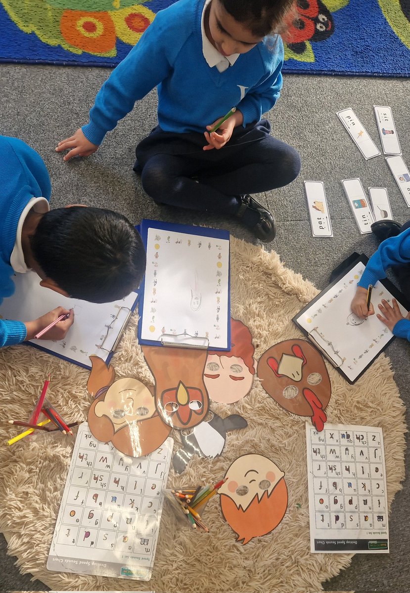 eyfsarkvic's tweet photo. What a fantastic and exciting first day we had in Reception. We had so much fun exploring our new story! Can you guess which story we are looking at for English? 🫘🌱👦🏼🏰
#teamarkvic #EYFS #playingandexploring https://t.co/XvsoREynub