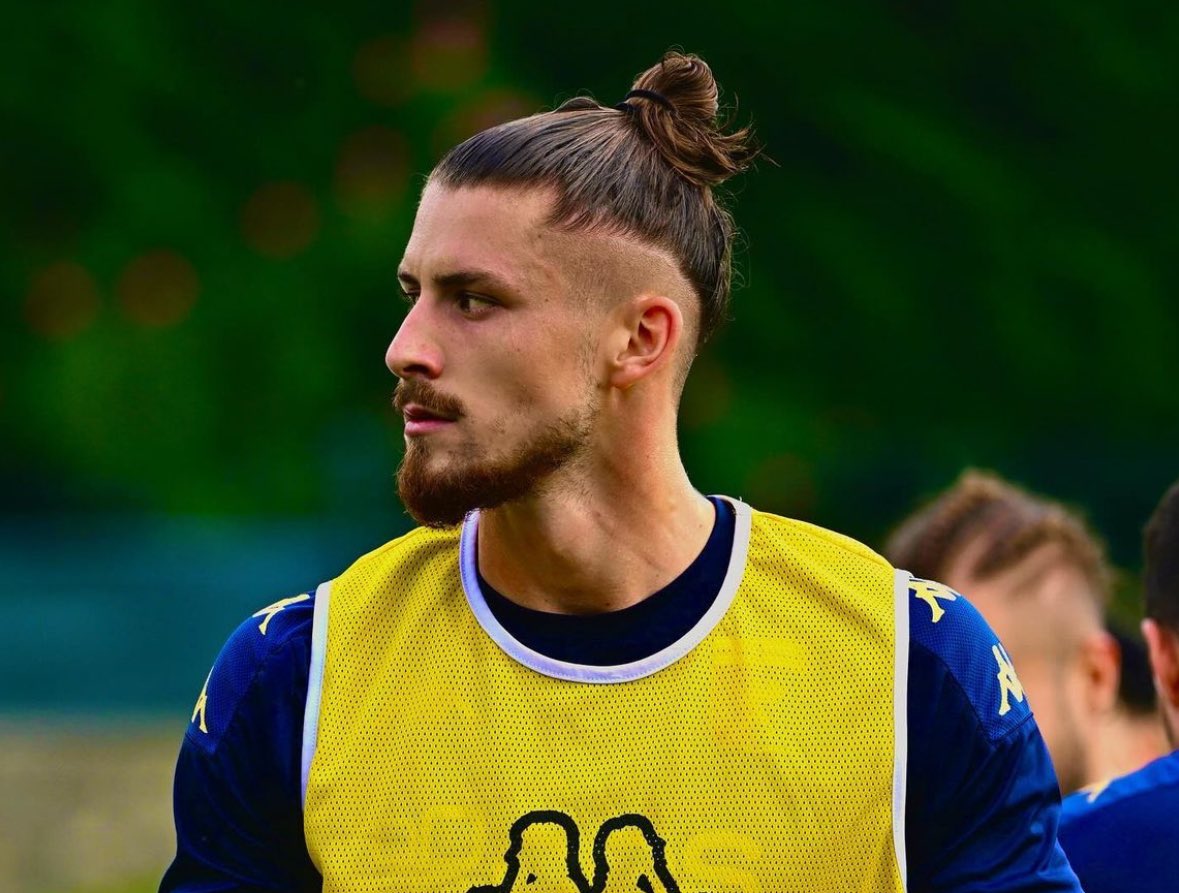 FabrizioRomano's tweet photo. 🚨⚪️ Tottenham and Genoa have now already exchanged documents for Radu Dragusin. The deal is sealed.

Dragusin will travel to London in the morning, private flight booked with his agents.

Medical tests set to be booked and then Spurs will make their 2nd signing official. https://t.co/QJtgqtKVL7