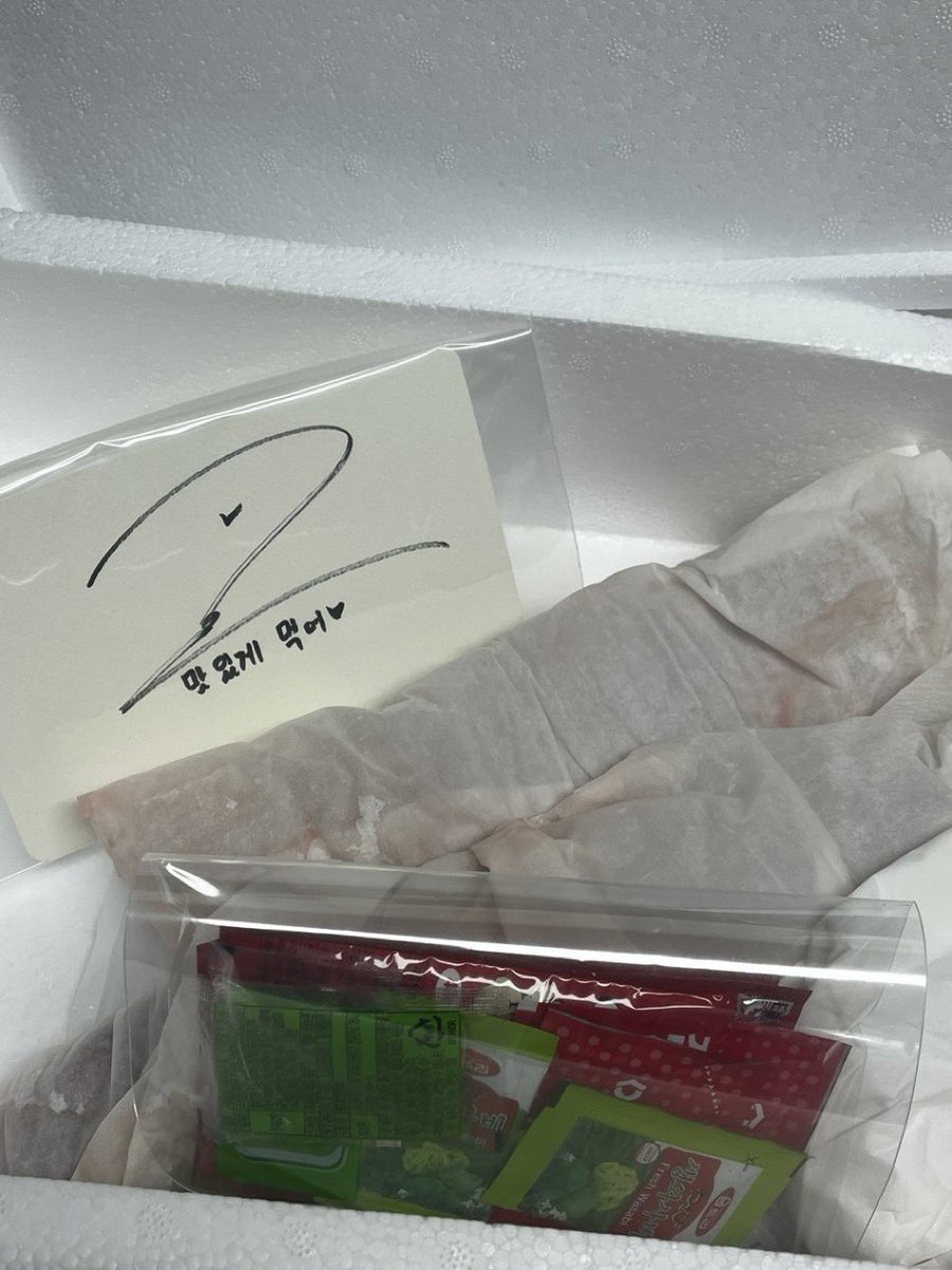 moonraiijeu's tweet photo. IKAN DARI DOWOON UDAH SAMPEE 🥹

jadi dia ngirim ikan buat 100 orang itu semuanya dapet ikan potongannya besar2, segala kecap asin, wasabi dll, dan dapet TANDA TANGAN sama tulisan tangan “met makan❤️” katanya😭 https://t.co/8lIu3jNFWm