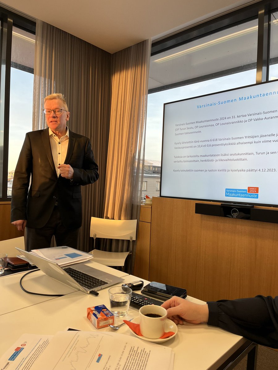 OP Turun Seudun toimitusjohtaja <a href="/PetteriORinne/">Petteri Rinne</a> avasi vuoden 2024 Varsinais-Suomen Maakuntaennusteen mediatilaisuuden. Yrittäjien odotuksia avaava tutkimus julkaistiin nyt 31. kerran. #vsmaakuntaennuste #maakuntaennuste2024 #opturunseutu <a href="/OP_Ryhma/">OP</a> <a href="/VSyrittajat/">Varsinais-Suomen Yrittäjät</a>