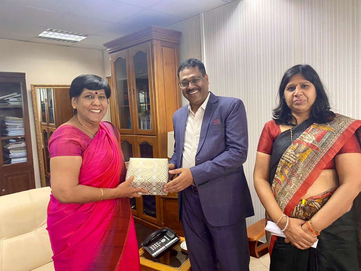IndiaDST's tweet image. Indian delegation led by Mr @skvdst Head ICD @IndiaDST met Mrs Leela Devi Dookun-Luchoomun, Vice PM &amp;amp; Minister of Education, S&amp;amp;T, Govt of Mauritius &amp;amp; discussed strengthening India Mauritius S&amp;amp;T Cooperation in #Astronomy #BlueEconomy #SciencePolicy #SciencePopularisation, ICT etc.